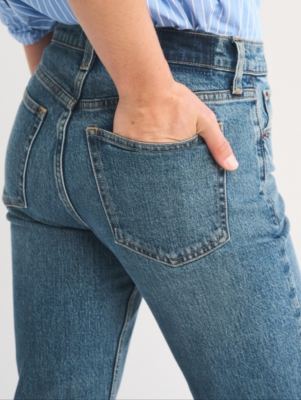 Abercrombie & Fitch Women's Curve Love 90s Straight-Leg Jeans in Medium Blue